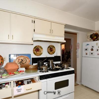 Sale Photo Thumbnail #184: 182 04 kitchen 3)