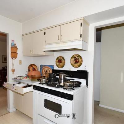 Sale Photo Thumbnail #188: 186 04 kitchen 7)