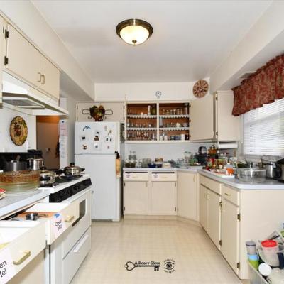 Sale Photo Thumbnail #183: 181 04 kitchen 2)