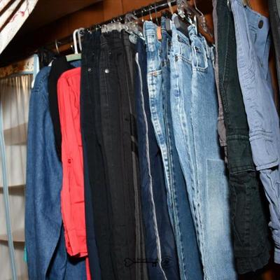 Sale Photo Thumbnail #607: 607 10 craft room 24)