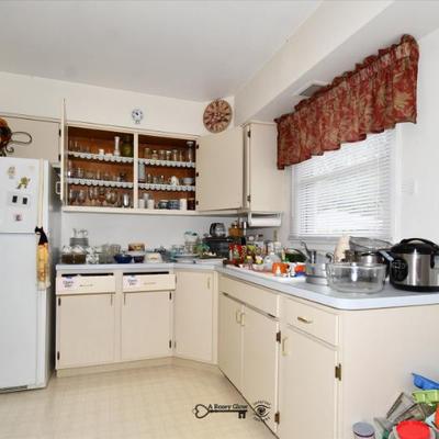 Sale Photo Thumbnail #187: 185 04 kitchen 6)