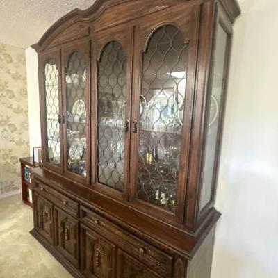 Thomasville china hutch