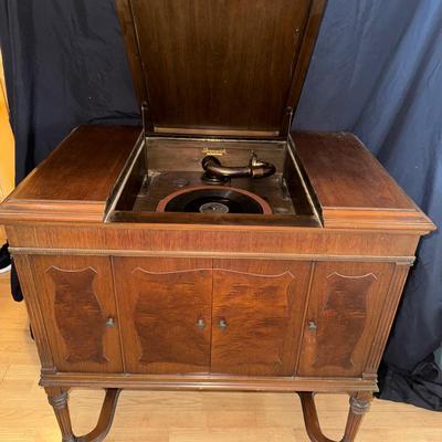 Antique Brunswick Phonograph With Records