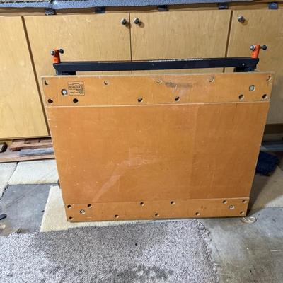 Workbench with built-in vice