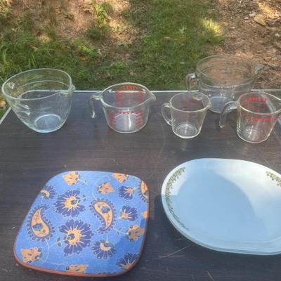 Plates/Measuring Cups