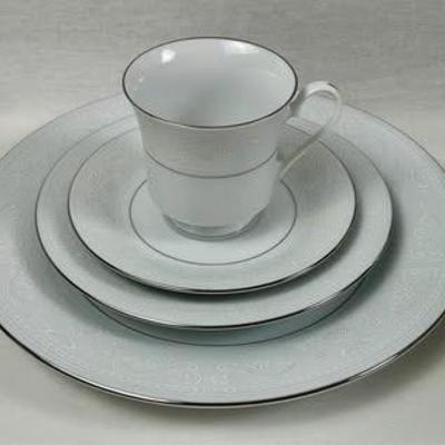 Crochet By Crown, Ming China Set Service For 12