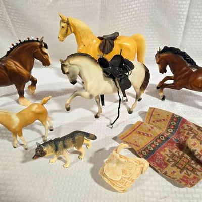 5 Vintage Breyer Horses & Accessories Toys