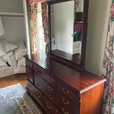 Ladies dresser