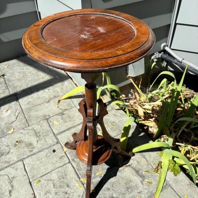 Parlor Pedestal Table 