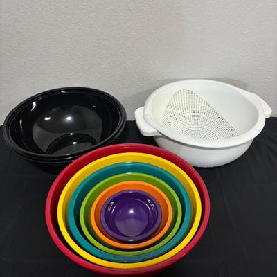 Chip And Salad Bowls With Strainers 