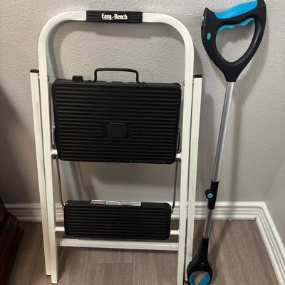 Easy Reach Step Ladder And Plastic Gripper With Light 