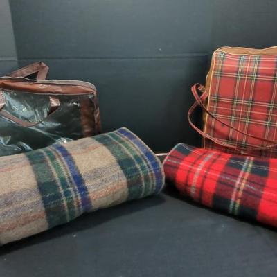 Stadium Blankets Possibly Has Wool Or Wool Blend With Carrying Bags Zippered