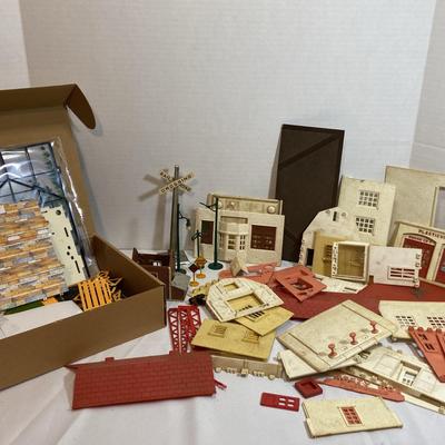 Vintage Plasticville Model Railroad Buildings & Rolife DIY Miniature House 