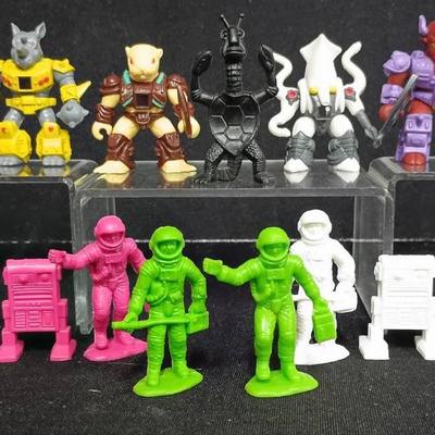 Vintage Space Figures & Battle Beasts Collection – Plastic Miniatures & Action Figures
