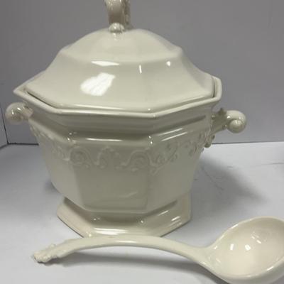 Vanessa White Soup Tureen & Lid With Ladle 