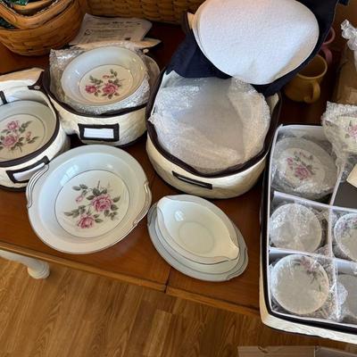Noritake Arlington Pattern Dish Set