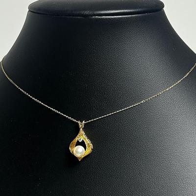 14k Gold Diamond & Pearl Necklace - 17” L 