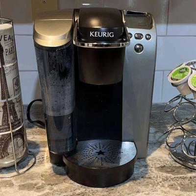 Keurig Coffee Maker With Mugs And Pod Rack