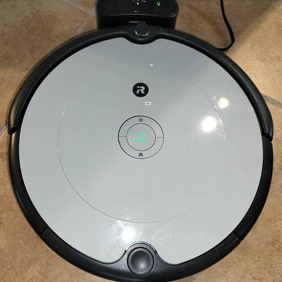 IRobot Automatic Vaccum Cleaner Working With Charing Base