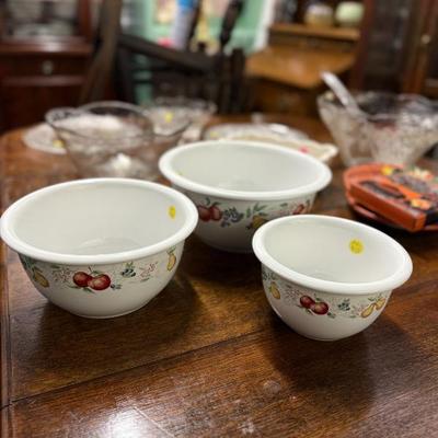Sale Photo Thumbnail #25: Mixing Bowl Set 10.5, 8.75, 6.75 Fruit Pattern $25 Set