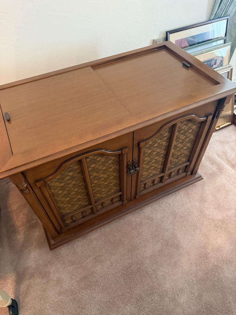 Magnavox AM/FM Record Player Console