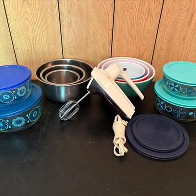 Vintage Hand Mixer, Nesting Bowl Sets & Pyrex Bowls w/Lids