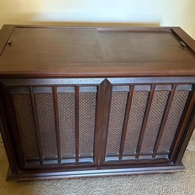 Vintage Magnavox Floor Model Stereo/Record Player Console