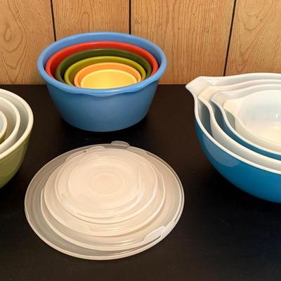 (2) Glass & (1) Plastic (w/lids) Nesting Bowl Sets