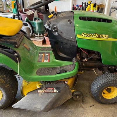 42” Cut John Deer Lawn Tractor  *Starts*