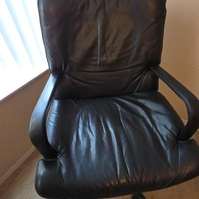 Black Padded Office Chair With Wheels