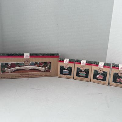Hallmark Ornaments Christmas Claus & Co RR Train Trestle Display Stand & Trains