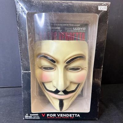 V For Vendetta Book & Mask Boxed Set