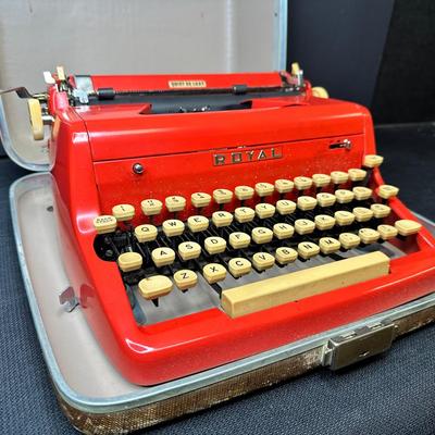 Royal Portable Quiet De Luxe Typewriter 