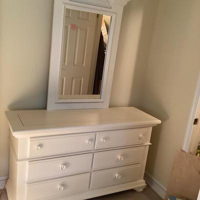 Broyhill White Wooden Dresser 