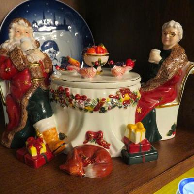 Sale Photo Thumbnail #237: Wedgewood Mr. & Mrs. Claus candy jar