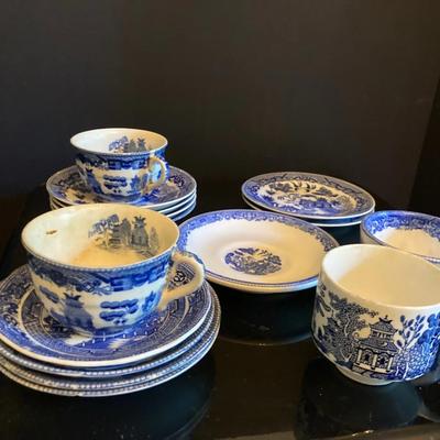 Blue Willow Pattern Plates & Cups – Vintage Collection