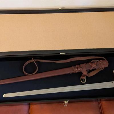 Medieval Style Longsword with Leather Scabbard & Display Case – Decorative Reproduction