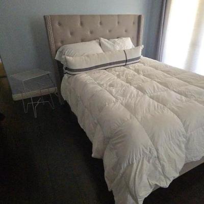 Ha165 full size bed with bedding