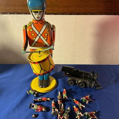 Antique Wind Up Soldier With Lead Soldiers 