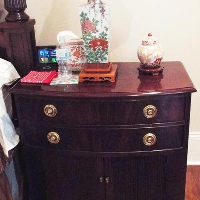 NIGHTSTAND-HI QUALITY HEKMAN, HICKORY CHAIR, LLOYD BUXTON, LINK TAYLOR AND SO MUCH MORE QUALITY MAHOGANY FURNITURE