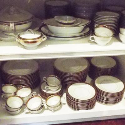 NORITAKE GOLDKIN JAPANESE PORCELAIN MANY PIECES OF DINNERWARE