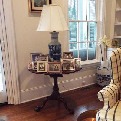 MAHOGANY FLIP TOP TRIPOD PIECRUST ROUND TABLE