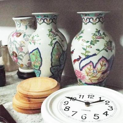 VINTAGE TOBACCO LEAF PATTERN TALL VASES
