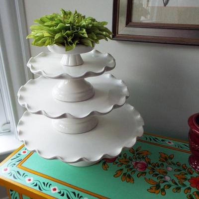 STACK OF WHITE RUFFLED EDGED CAKE PLATES