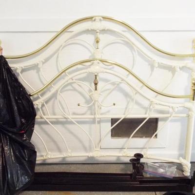 BRASS AND PAINTED WHITE METAL QUEEN BED 