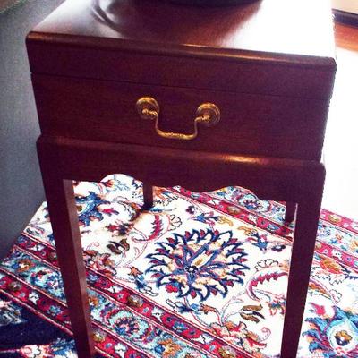 MAHOGANY FEDERAL STYLE FLIP TOP CABINET SIDE TABLE