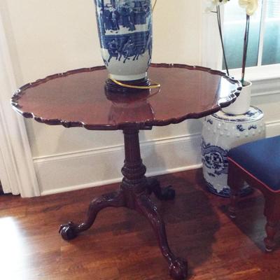 MAHOGANY TILT BACK PIECRUST TRIPOD BASE TABLE
