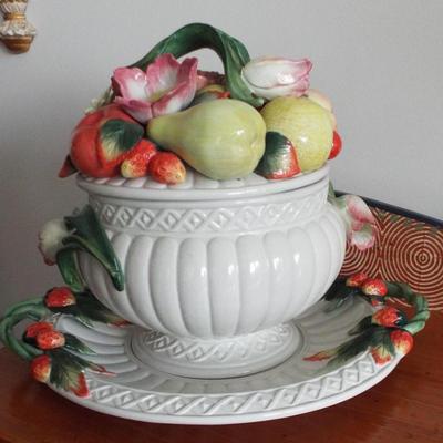 LARGE COLORFUL POTTERY ANIMALS AND FRUIT BOWLS DECORATIVE ITEMS