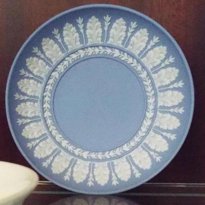 WEDGWOOD BLUE AND WHITE JASPERWARE PLATE
