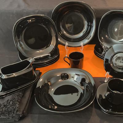 BH171 Mikasa Black Dinner Ware